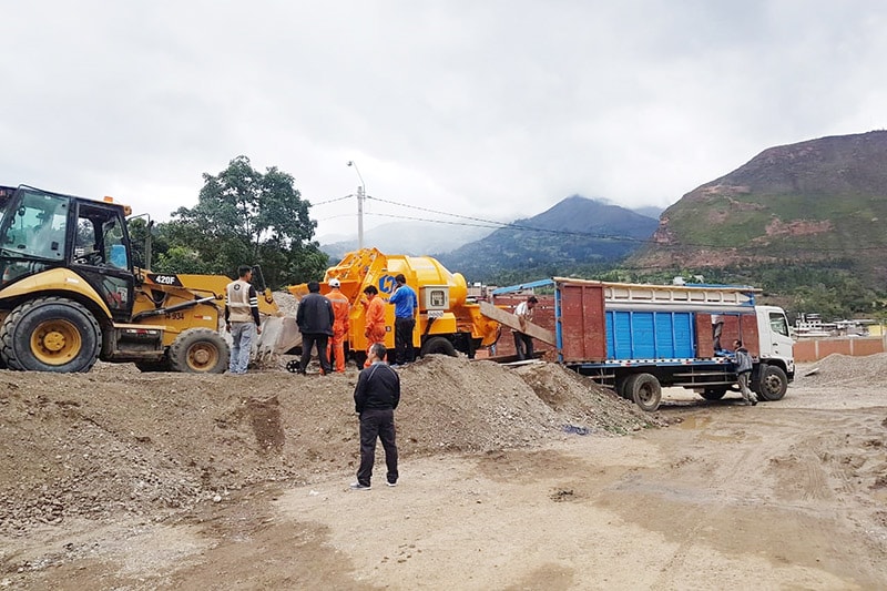 Concrete mixer with pump unloded in Peru