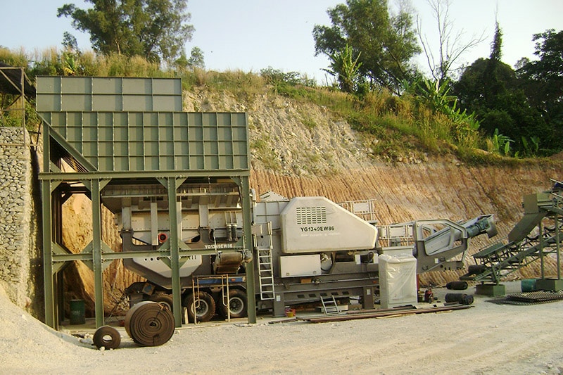 Wheel-mounted mobile crushing station