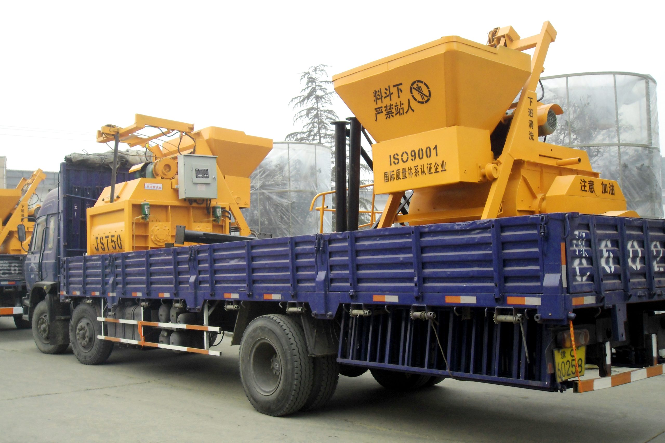 Twin shaft concrete mixer