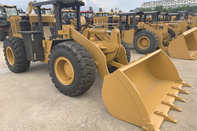 How to operate a backhoe?