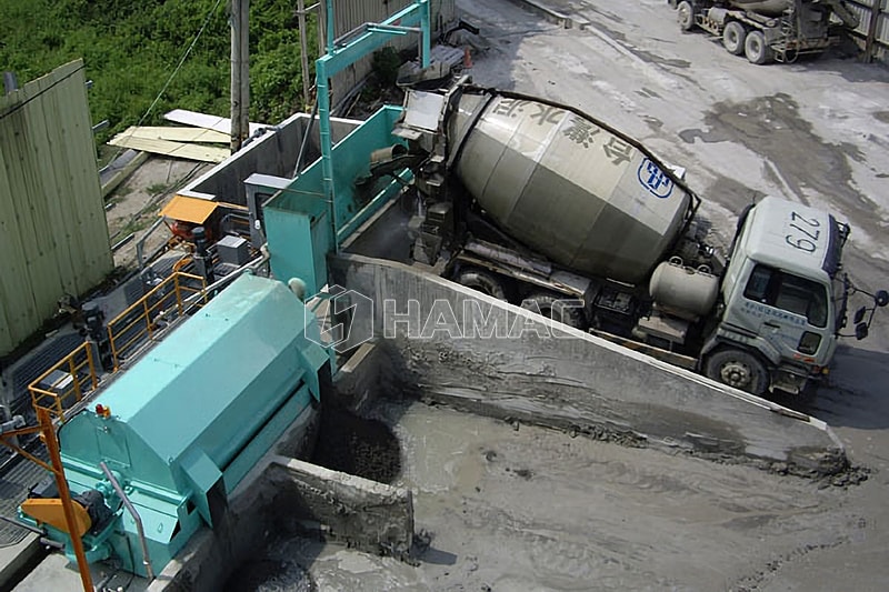 Concrete reclaimer for batching plant