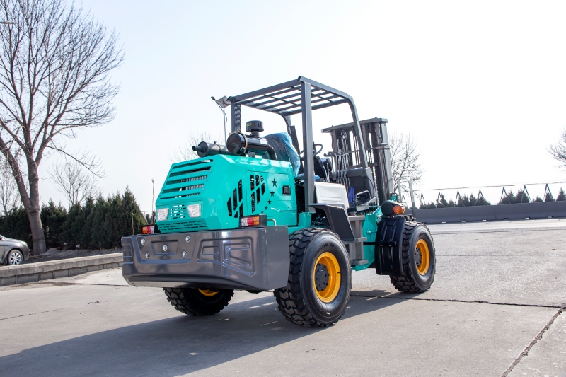 HAMAC Delivers 5 FD40-RT Rough Terrain Forklifts to Major Lima Construction Project