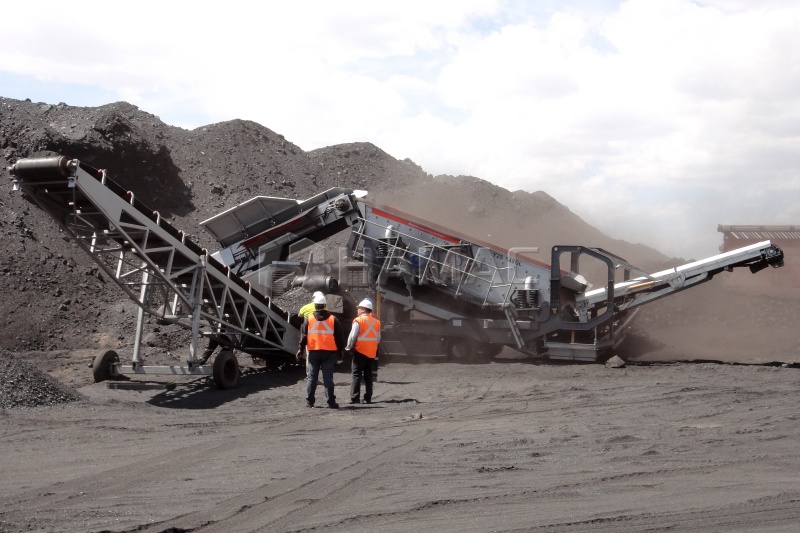 Tracked mobile crushing plant working in a quarry