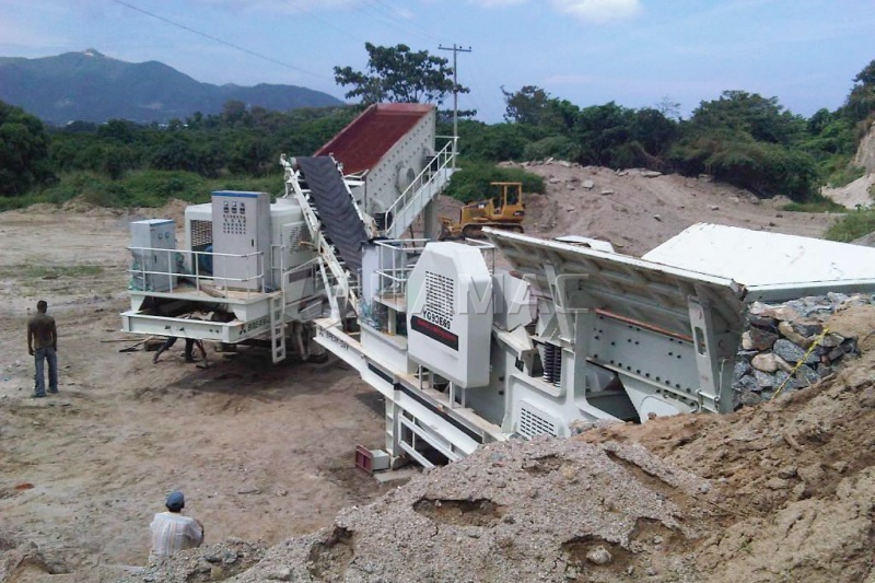 Mobile crushing and screening plant
