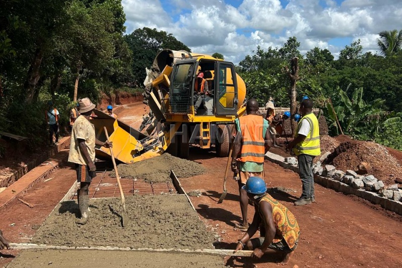 HMC400 Self-Loading Concrete Mixer