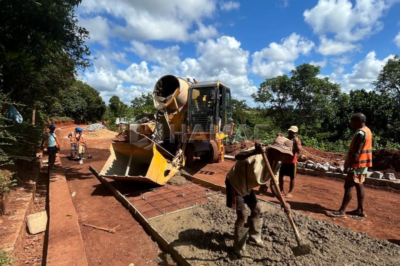 HMC400 Self-Loading Concrete Mixer for Road Construction in Madagascar